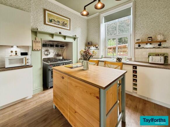 5 bed Detached for sale Image 7