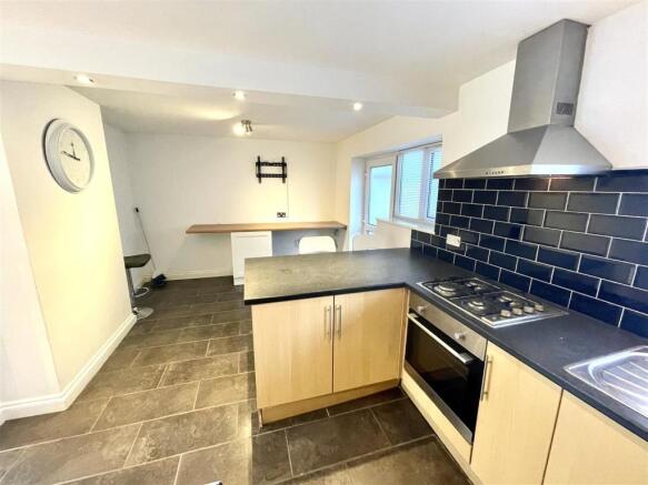 KITCHEN/BREAKFAST ROOM
