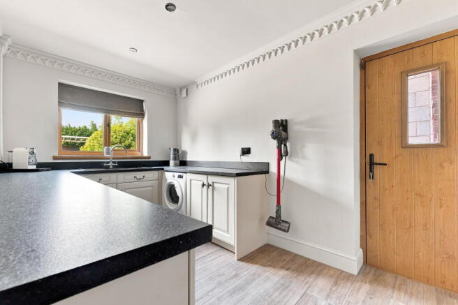 4 bed Detached for sale Image 11