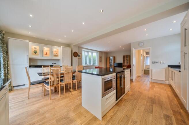 Kitchen and Family Room - Rayleigh Bowdon - EweMov
