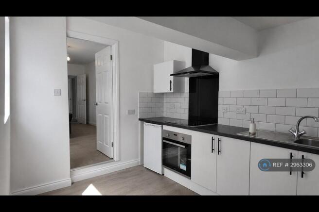 5 bed Flat to rent Image 3