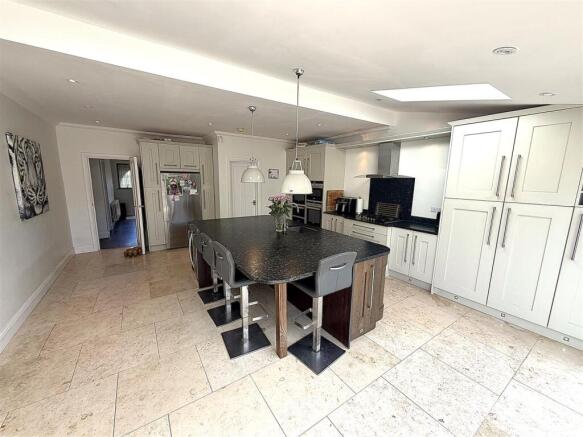 KITCHEN/BREAKFAST ROOM