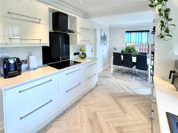 4 bed Detached for sale Image 9