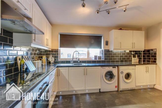 KITCHEN / BREAKFAST ROOM::