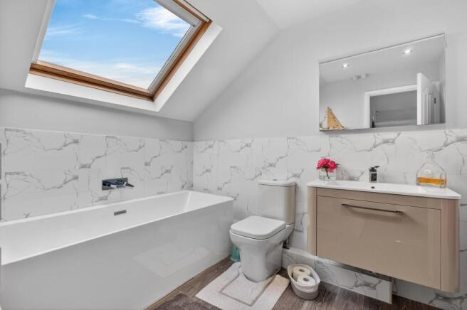 5 bed Detached for sale Image 12