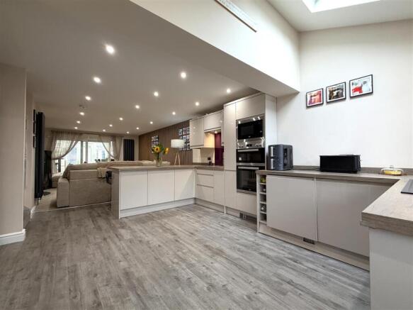 Magnificent OPEN-PLAN Kitchen Space 783