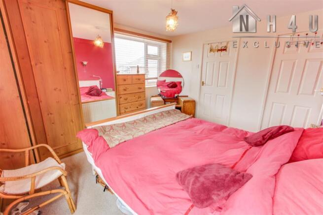 MAIN BEDROOM: