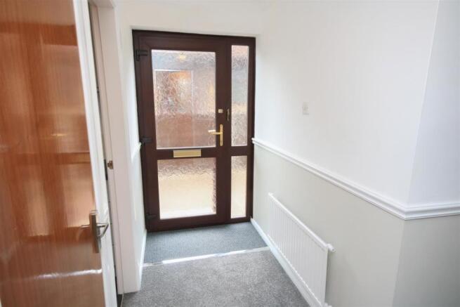 'L' SHAPED ENTRANCE HALL