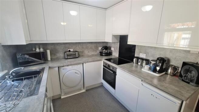 KITCHEN/DINING ROOM