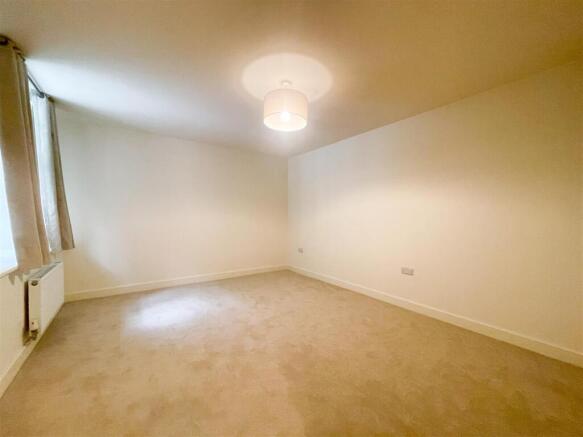 5 bed Apartment to rent Image 6