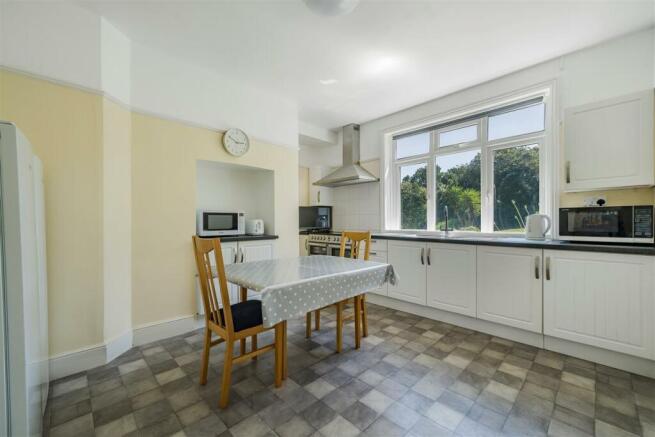 KITCHEN/BREAKFAST
