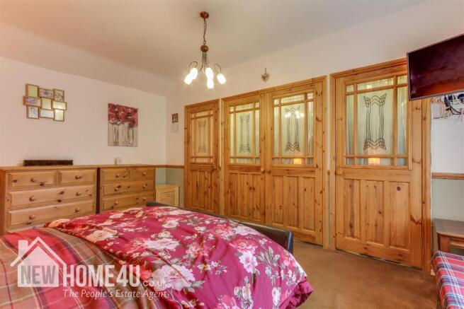 MASTER BEDROOM: