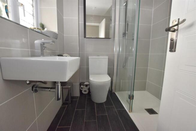Contemporary En-suite Shower Room
