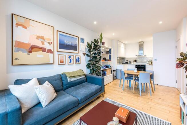 1-bed flat on Lavender Hill SW11, £435,000