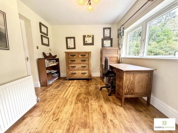 5 bed Detached for sale Image 10