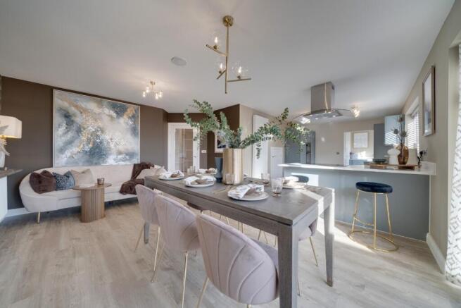 5 bed Detached for sale Image 7