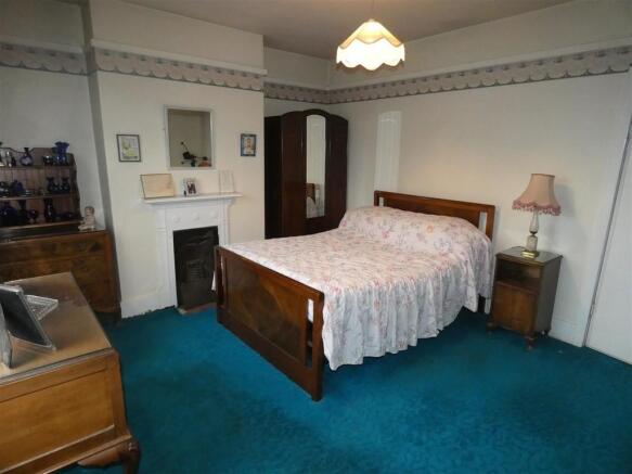 bed 1/2
