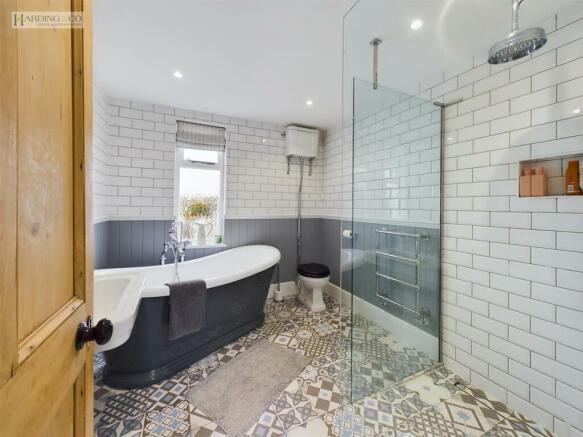 Bathroom .1.jpg