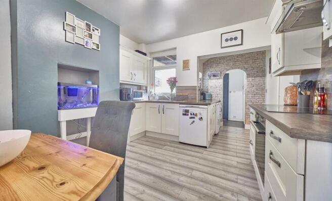 L Shaped Kitchen/Diner to Rear