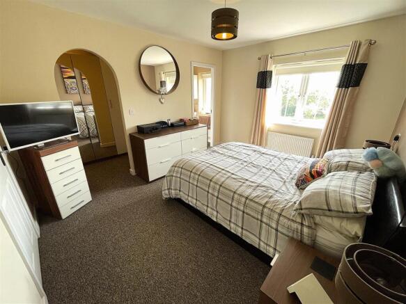 4 bed Terraced for sale Image 11