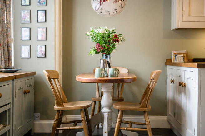 5 bed Semi-Detached for sale Image 5
