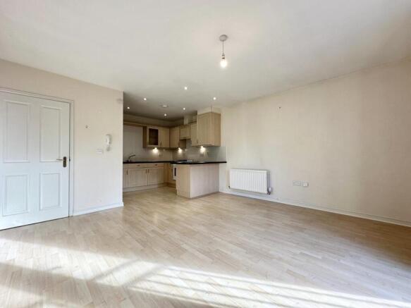 2 bed Apartment to rent Image 4