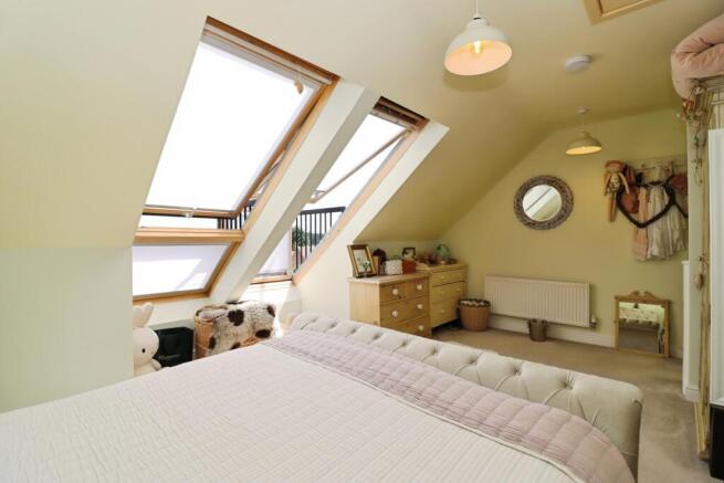 4 bed Detached for sale Image 8