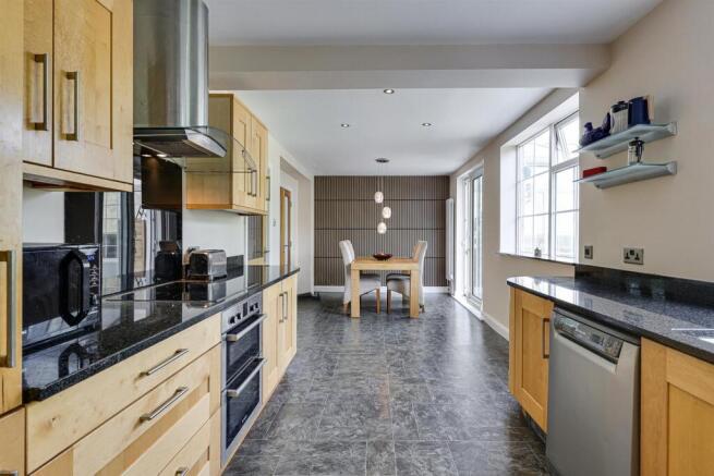 5 bed Detached for sale Image 4