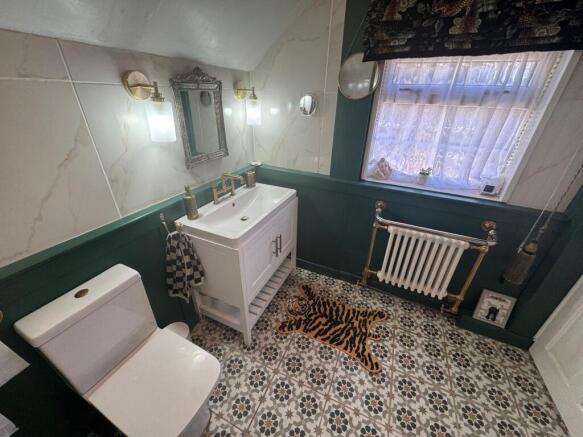 Main Bathroom 