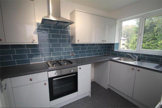 2 bed Apartment to rent Image 2