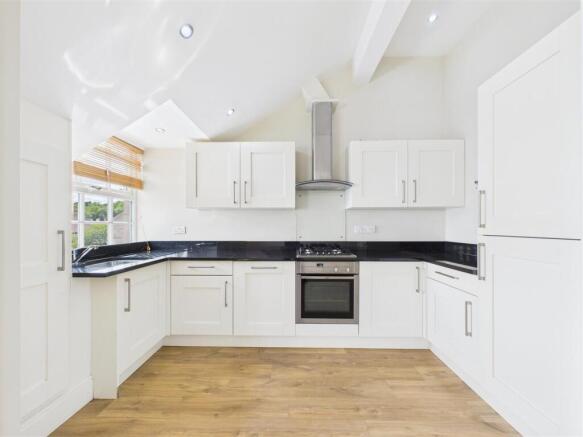 2 bed Apartment to rent Image 4
