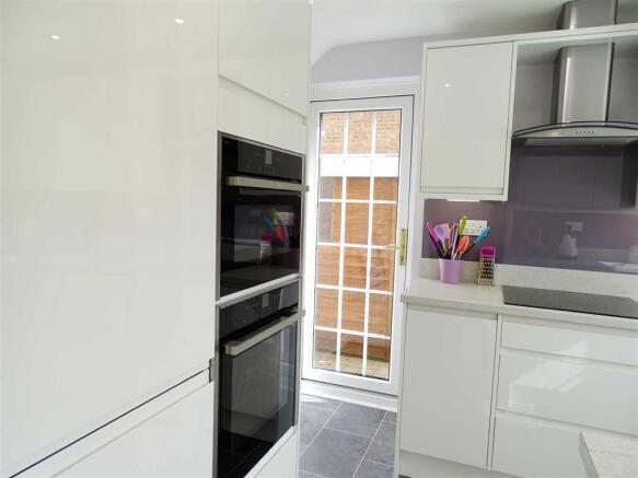 HIGH QUALITY KITCHEN REFITTED IN 2016