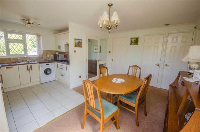 KITCHEN/DINING AREA