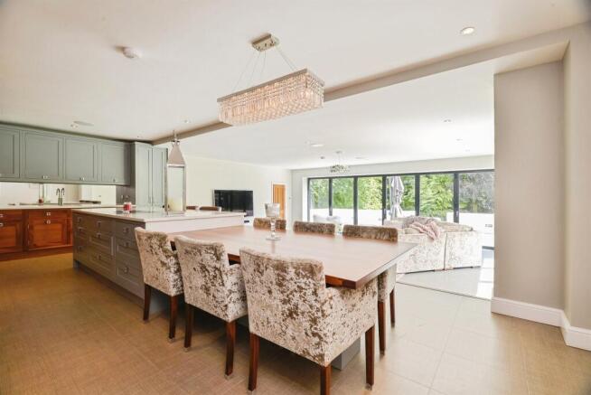 5 bed Detached for sale Image 7