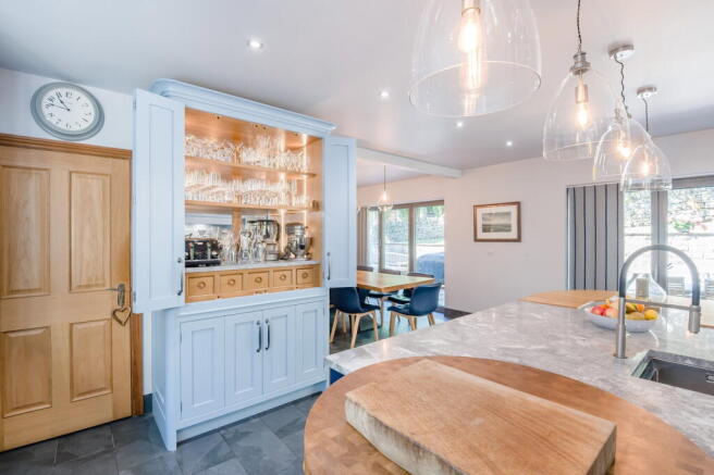 6 bed Detached for sale Image 10