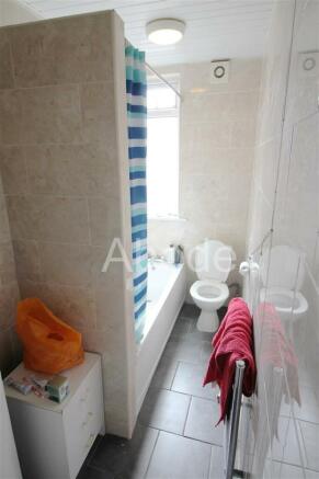 4 bed House to rent Image 9