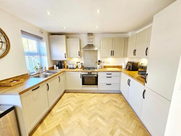 3 bed Semi-Detached for sale Image 6