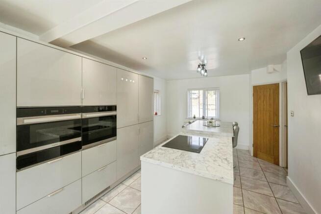 3 bed Semi-Detached for sale Image 3