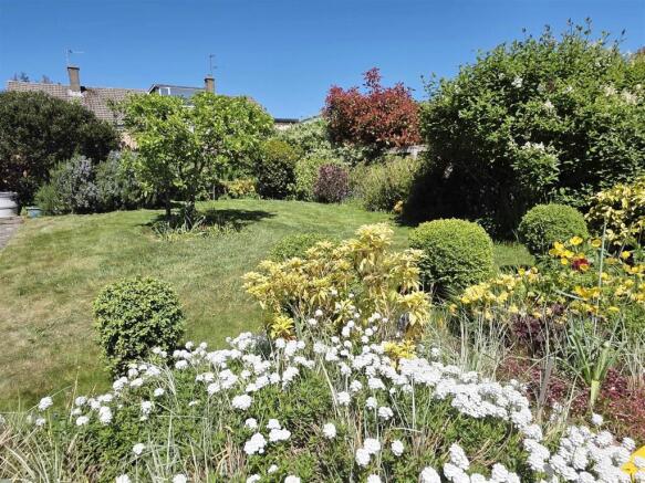 2 bed Semi-Detached Bungalow for sale Image 9