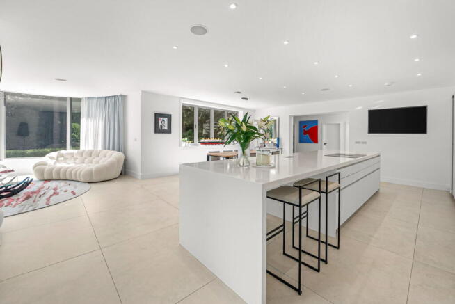 4 bed Detached for sale Image 9