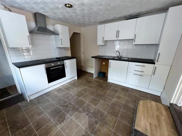 KITCHEN/BREAKFAST ROOM:
