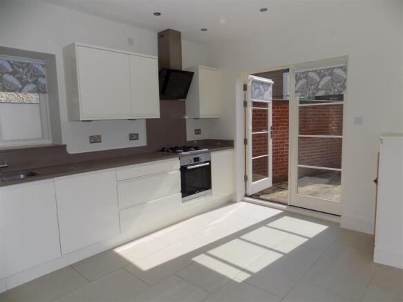 6 Moat Yard - Kitchen (1).JPG