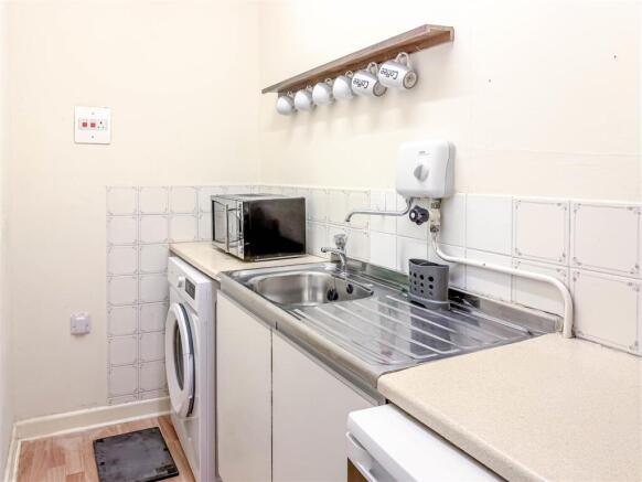 Kitchen a.jpg