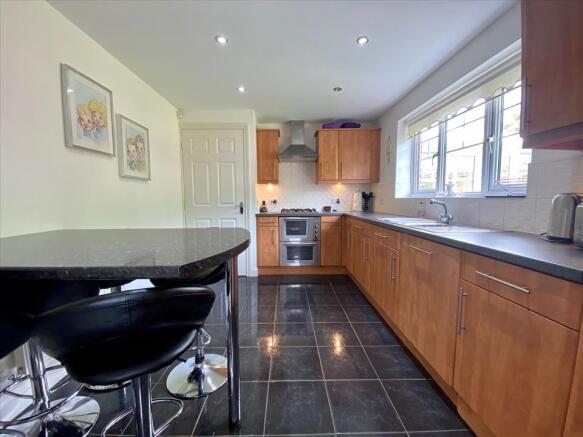KITCHEN/BREAKFAST AREA