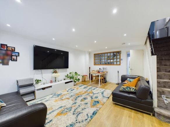 CAM03418G0-PR0019-STILL001