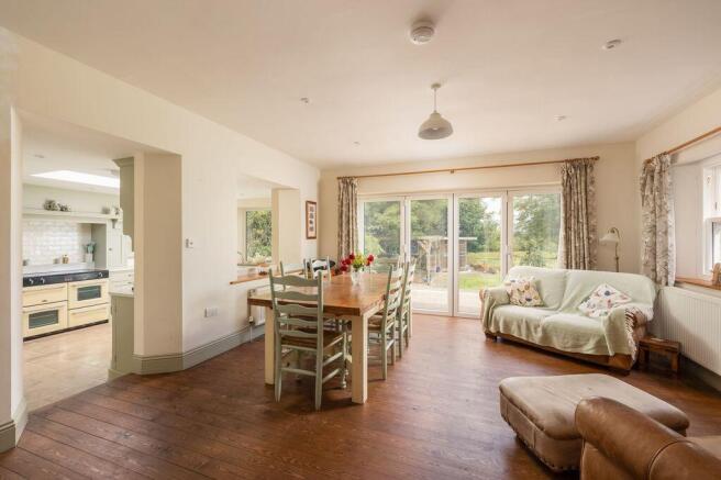 4 bed Detached for sale Image 9