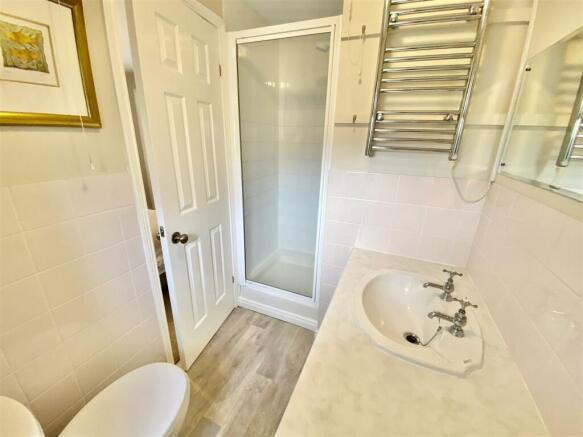 EN-SUITE SHOWER ROOM