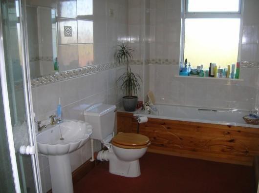 F/FLR BATHROOM