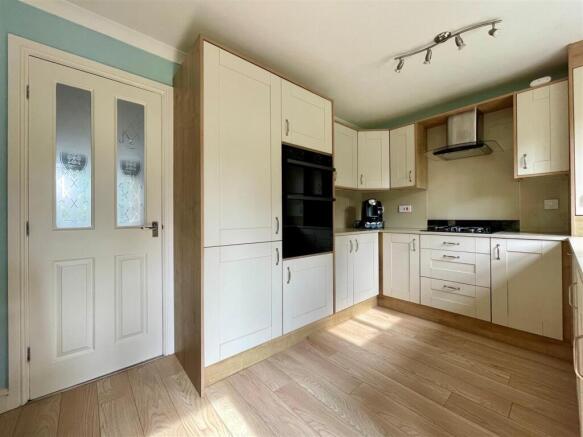 4 bed House for sale Image 4