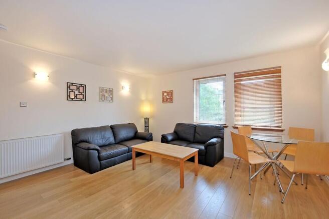LIVING ROOM (2)